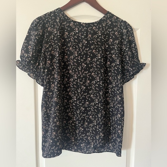 Everleigh Black Floral Short Ruffle Sleeve Women’s size medium - Picture 9 of 13